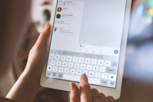 iPadでメッセージのやり取りをしている